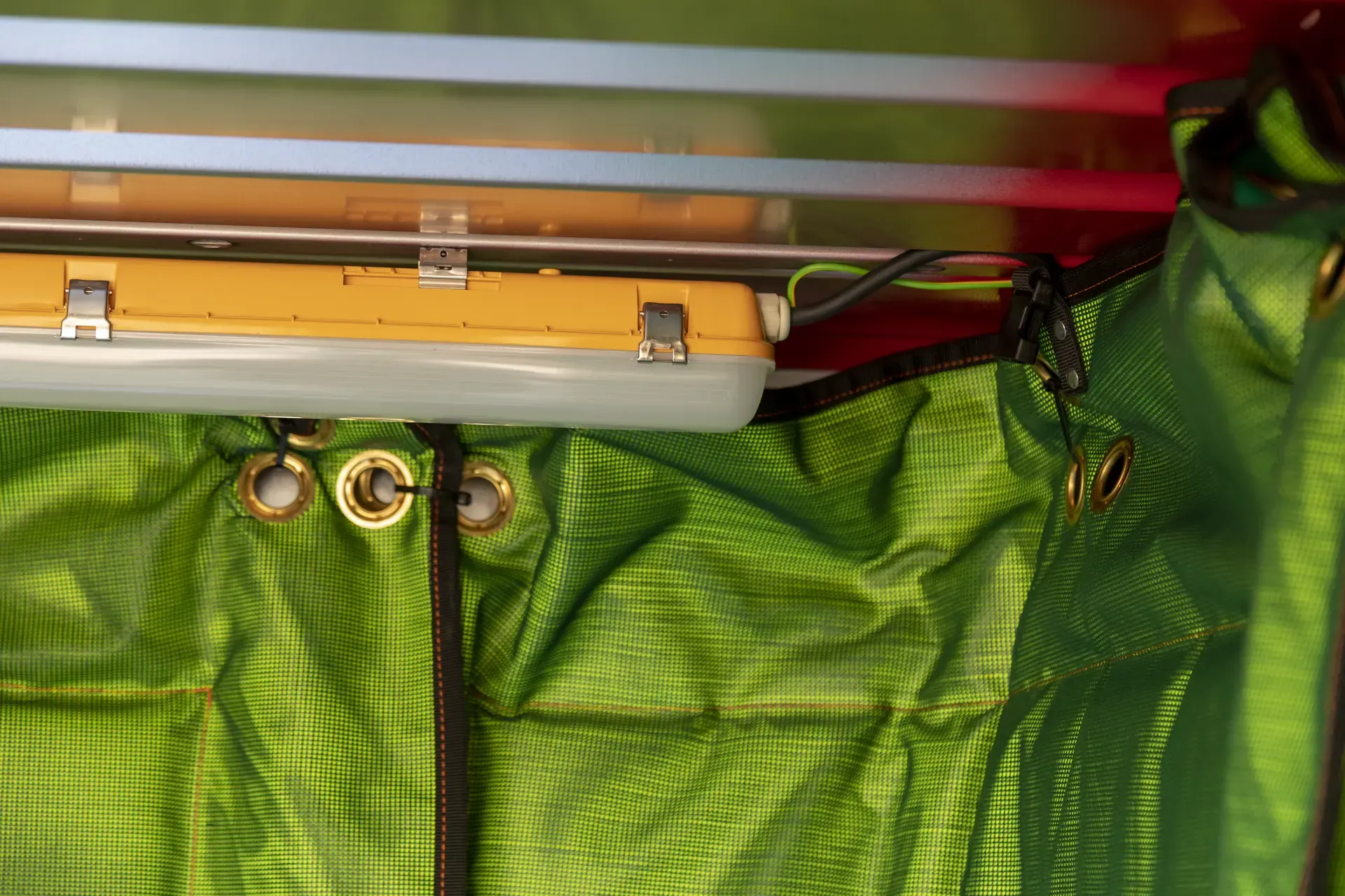 CC200 close light fitting