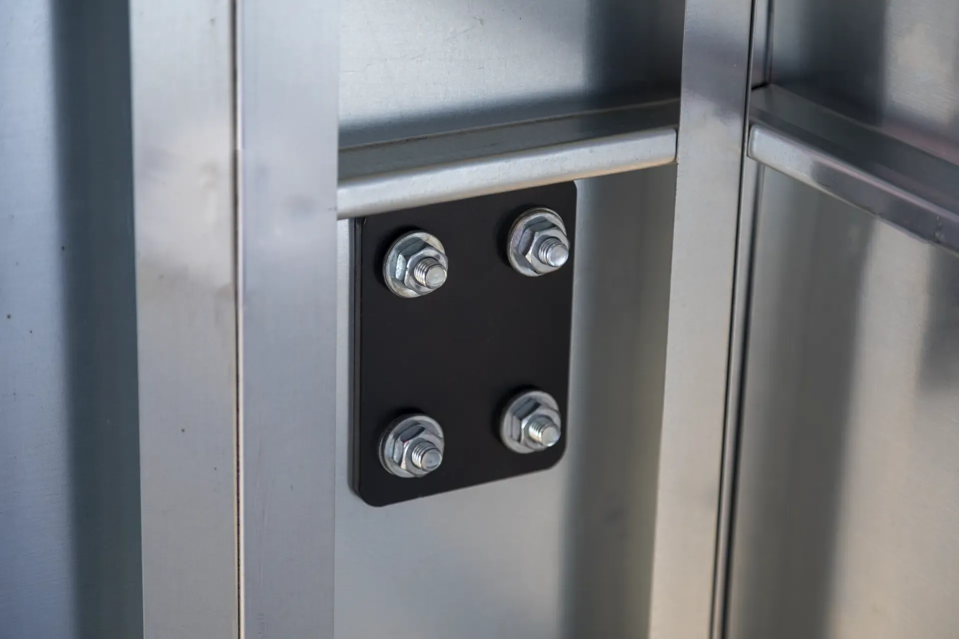 FR400 T close BB fixing plate 1