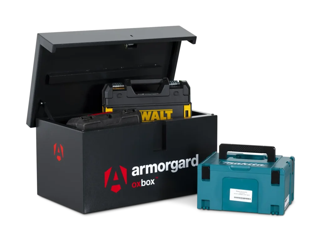 OX05 front left lid open w props