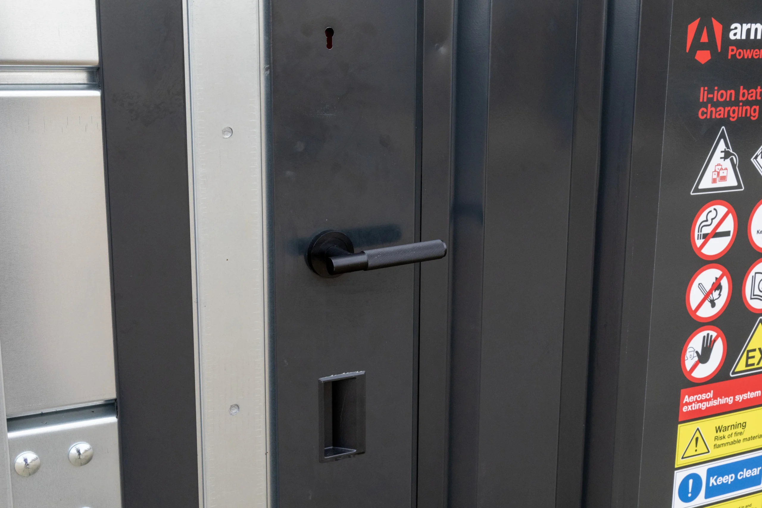 PWR2 Close Outside Door Handle