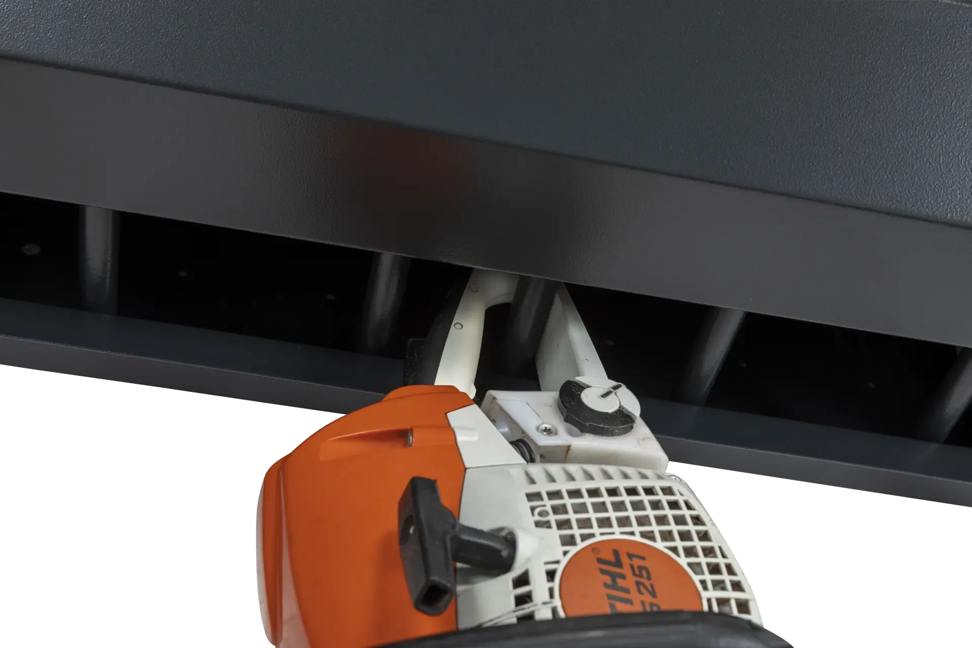 SSR close chainsaw hooked lid down
