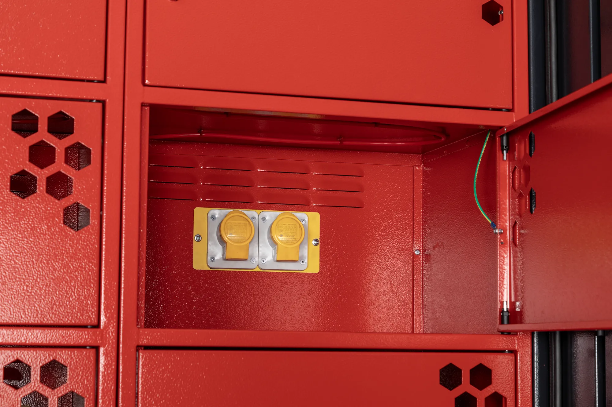 VH16 110 Close 110v Sockets In Locker